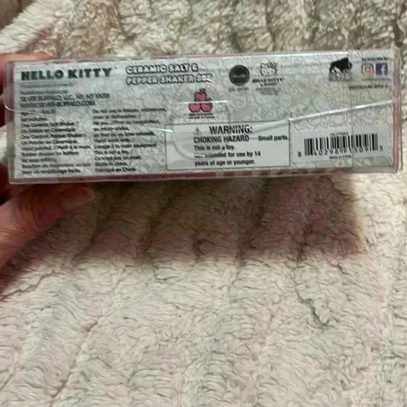 Hello Kitty Good Vibes salt and pepper shakers - Picture 5 of 5